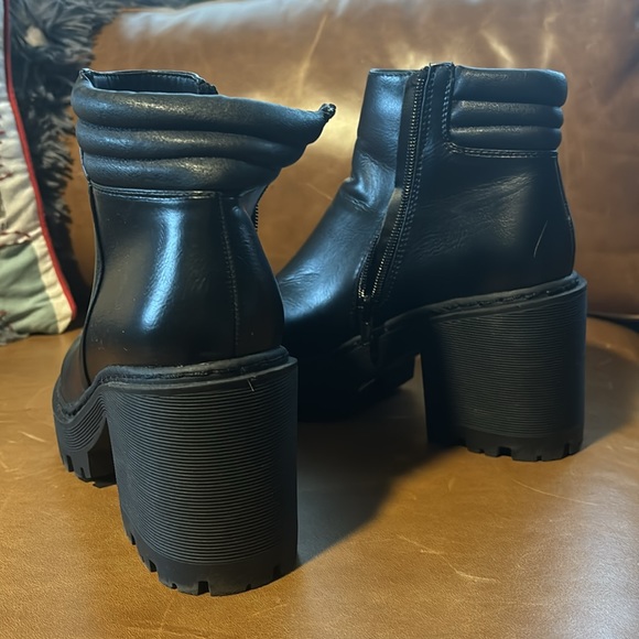 Black lug boots with heel - Picture 2 of 3